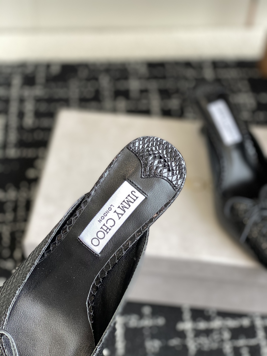 代购级
Jimmy Choo 25ss 春夏 系列JC新款 高跟拖鞋 单鞋

模糊鞋履与珠宝配饰之间的界