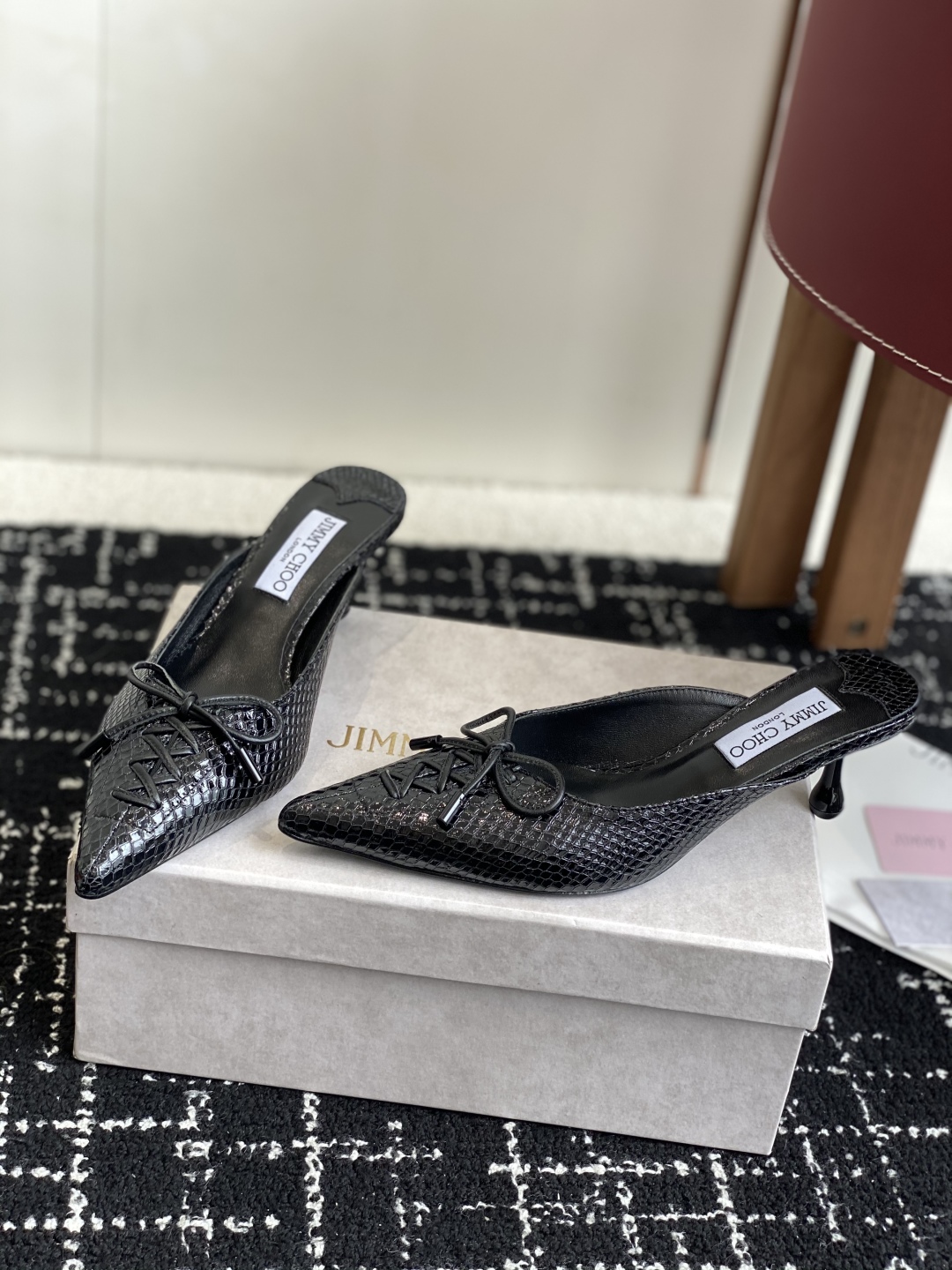 代购级
Jimmy Choo 25ss 春夏 系列JC新款 高跟拖鞋 单鞋

模糊鞋履与珠宝配饰之间的界