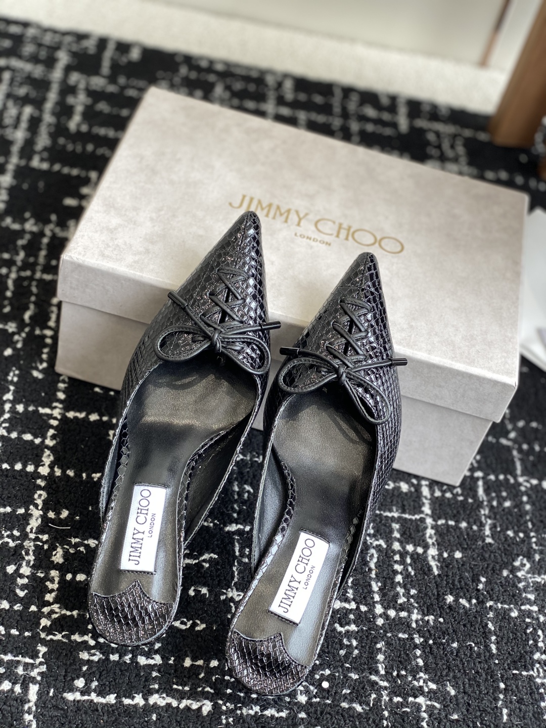 代购级
Jimmy Choo 25ss 春夏 系列JC新款 高跟拖鞋 单鞋

模糊鞋履与珠宝配饰之间的界