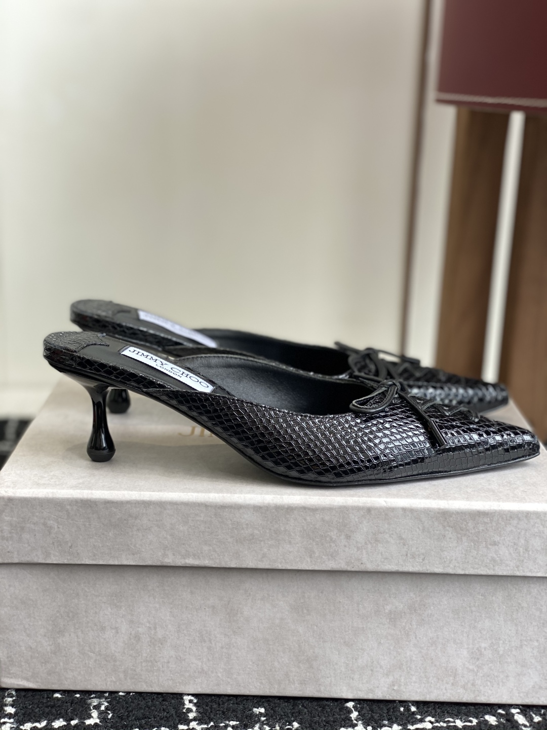 代购级
Jimmy Choo 25ss 春夏 系列JC新款 高跟拖鞋 单鞋

模糊鞋履与珠宝配饰之间的界