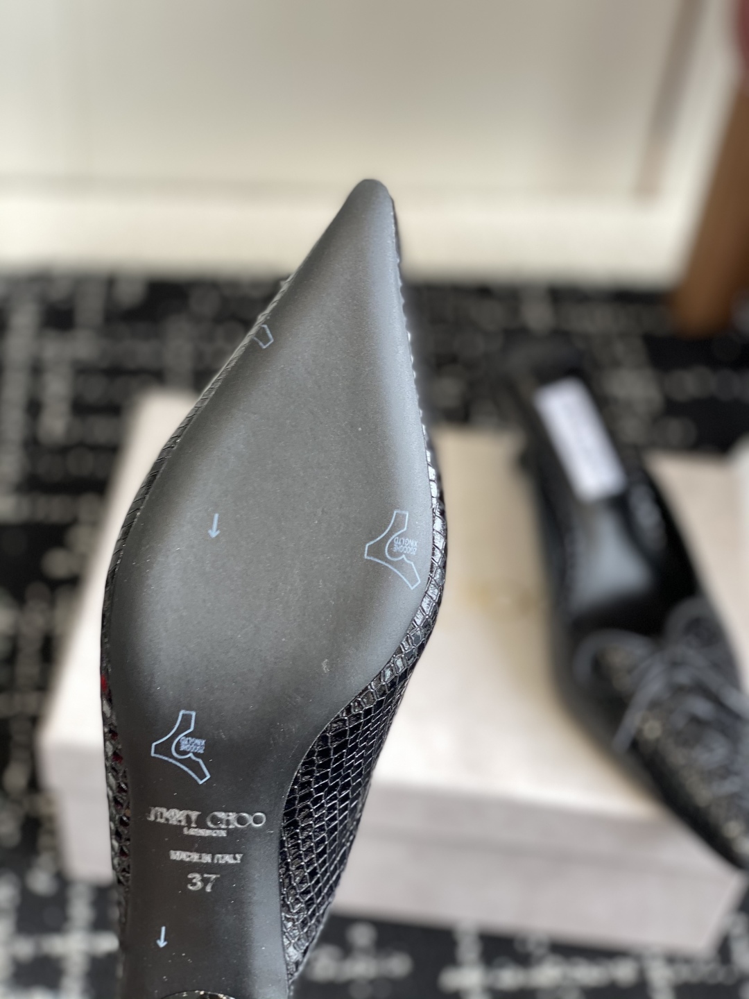 代购级
Jimmy Choo 25ss 春夏 系列JC新款 高跟拖鞋 单鞋

模糊鞋履与珠宝配饰之间的界
