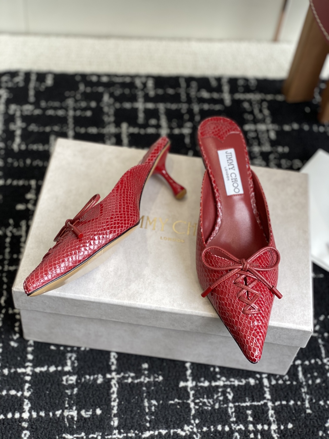 代购级
Jimmy Choo 25ss 春夏 系列JC新款 高跟拖鞋 单鞋

模糊鞋履与珠宝配饰之间的界