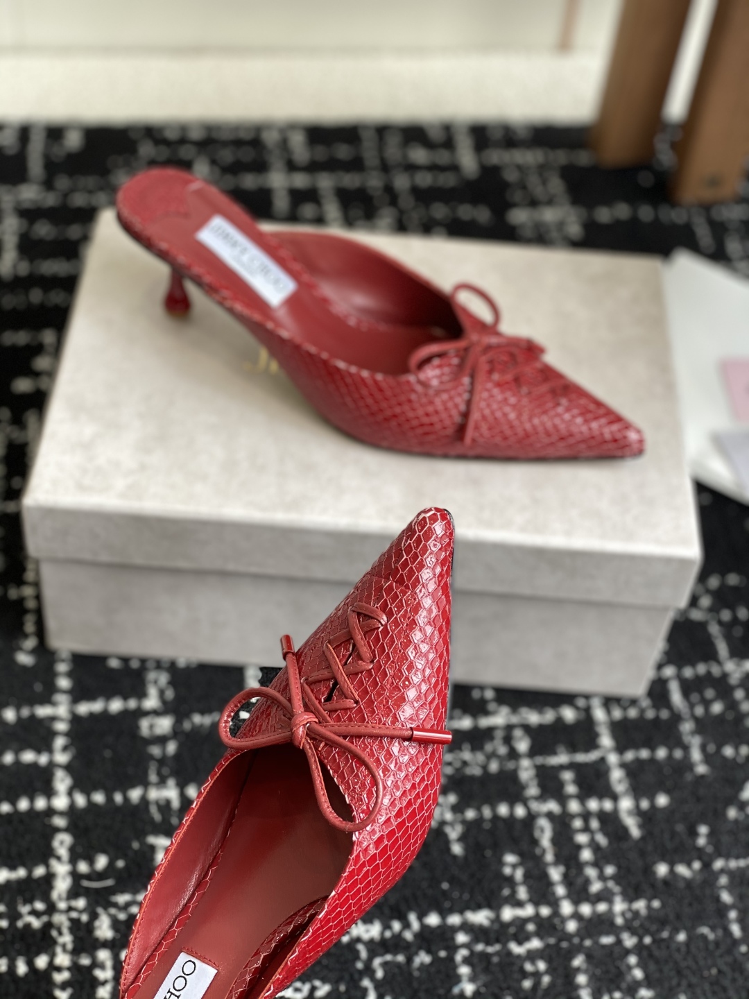 代购级
Jimmy Choo 25ss 春夏 系列JC新款 高跟拖鞋 单鞋

模糊鞋履与珠宝配饰之间的界