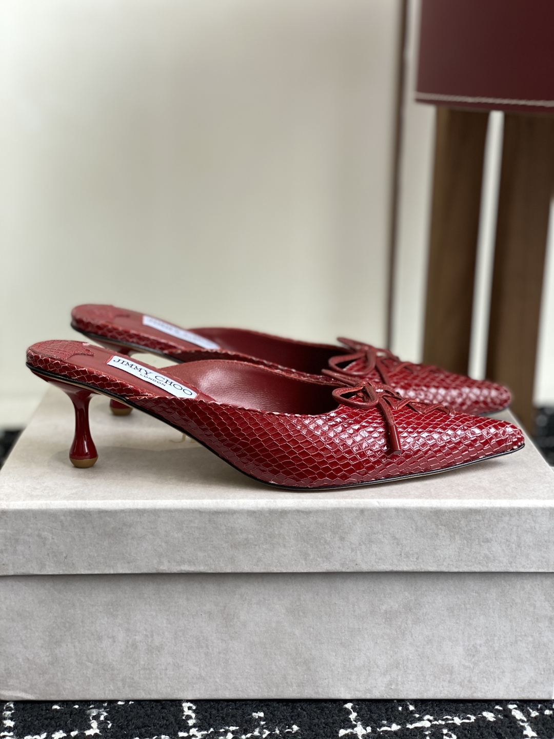 代购级
Jimmy Choo 25ss 春夏 系列JC新款 高跟拖鞋 单鞋

模糊鞋履与珠宝配饰之间的界