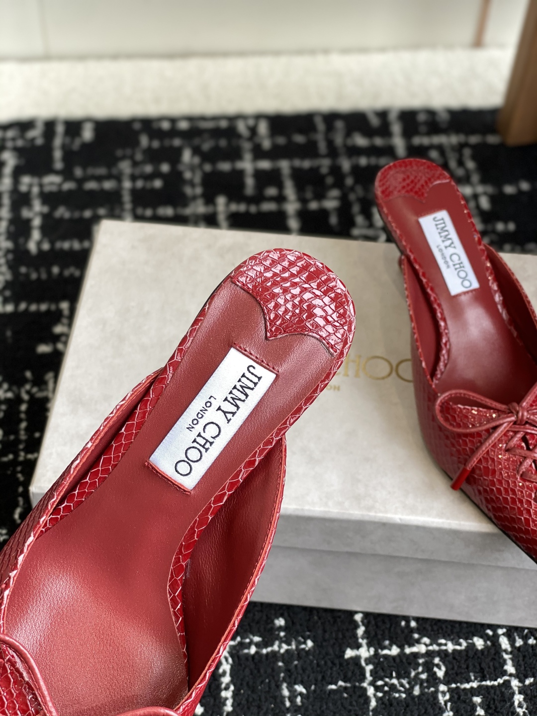 代购级
Jimmy Choo 25ss 春夏 系列JC新款 高跟拖鞋 单鞋

模糊鞋履与珠宝配饰之间的界