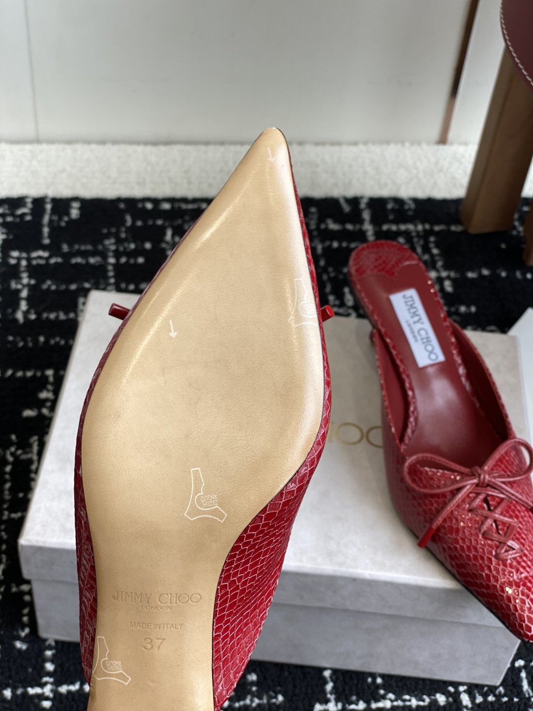 代购级
Jimmy Choo 25ss 春夏 系列JC新款 高跟拖鞋 单鞋

模糊鞋履与珠宝配饰之间的界