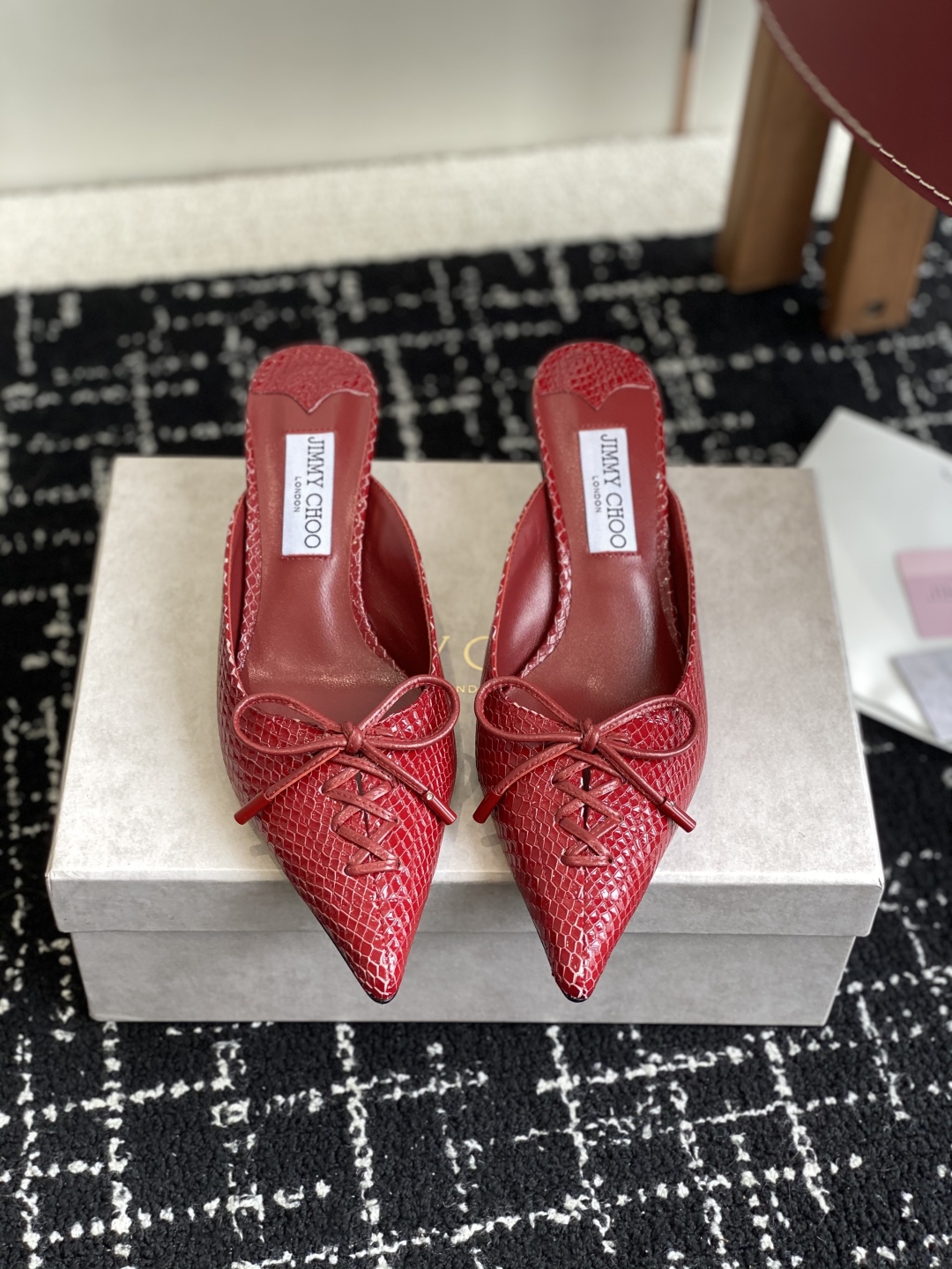 代购级
Jimmy Choo 25ss 春夏 系列JC新款 高跟拖鞋 单鞋

模糊鞋履与珠宝配饰之间的界