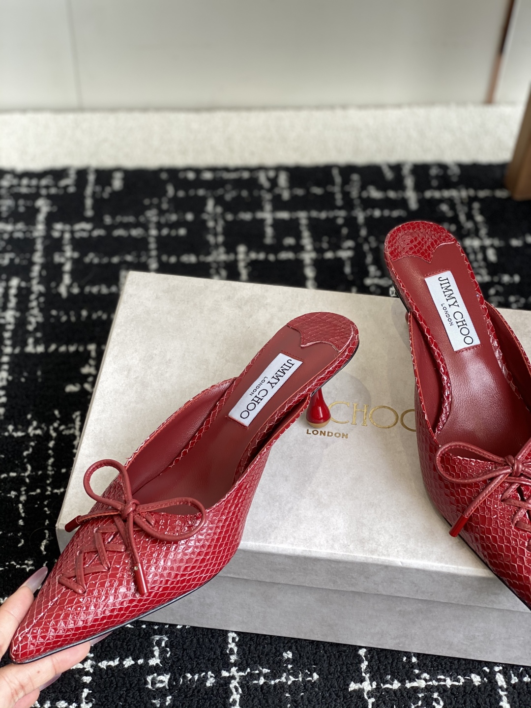 代购级
Jimmy Choo 25ss 春夏 系列JC新款 高跟拖鞋 单鞋

模糊鞋履与珠宝配饰之间的界