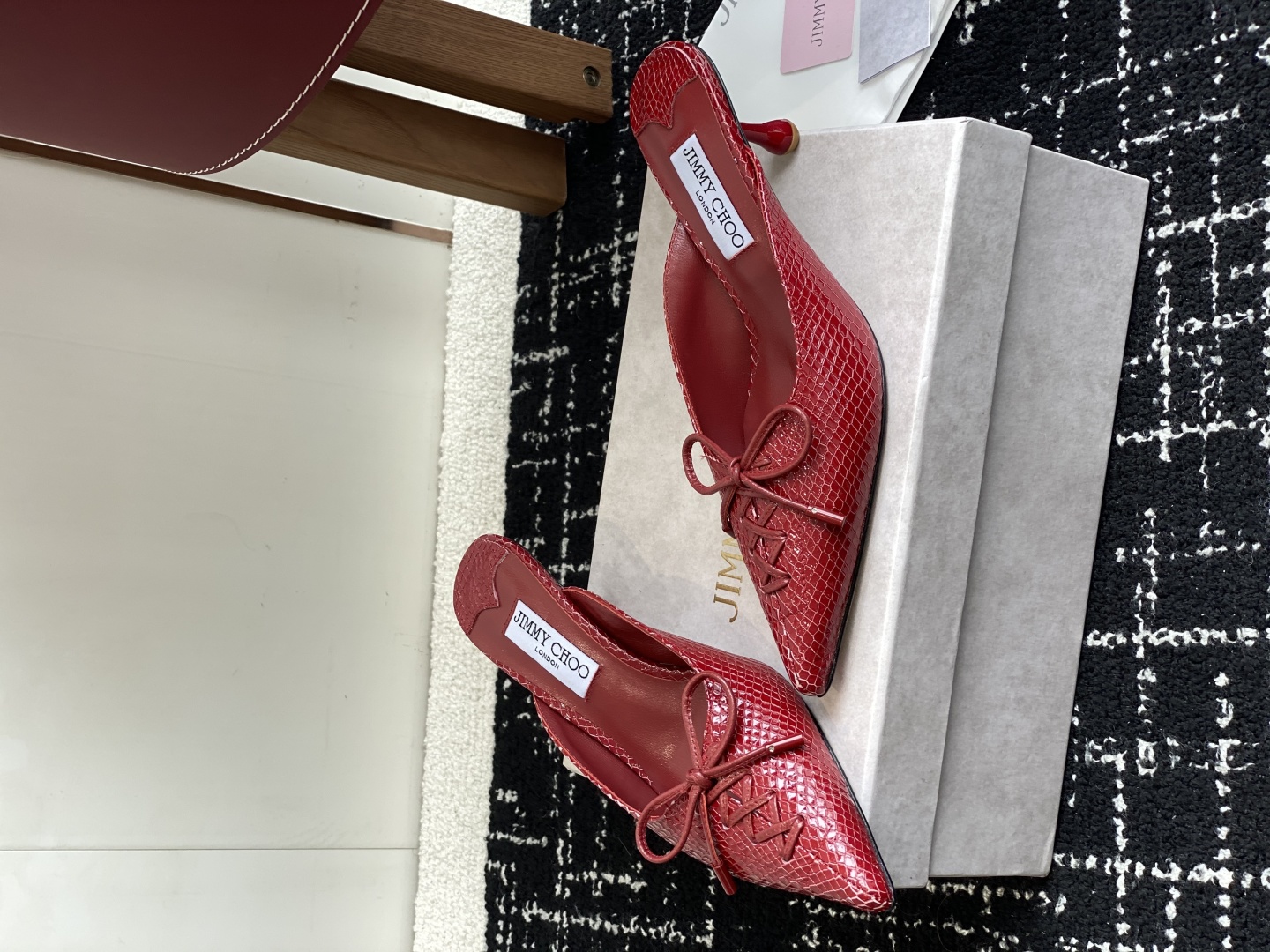 代购级
Jimmy Choo 25ss 春夏 系列JC新款 高跟拖鞋 单鞋

模糊鞋履与珠宝配饰之间的界