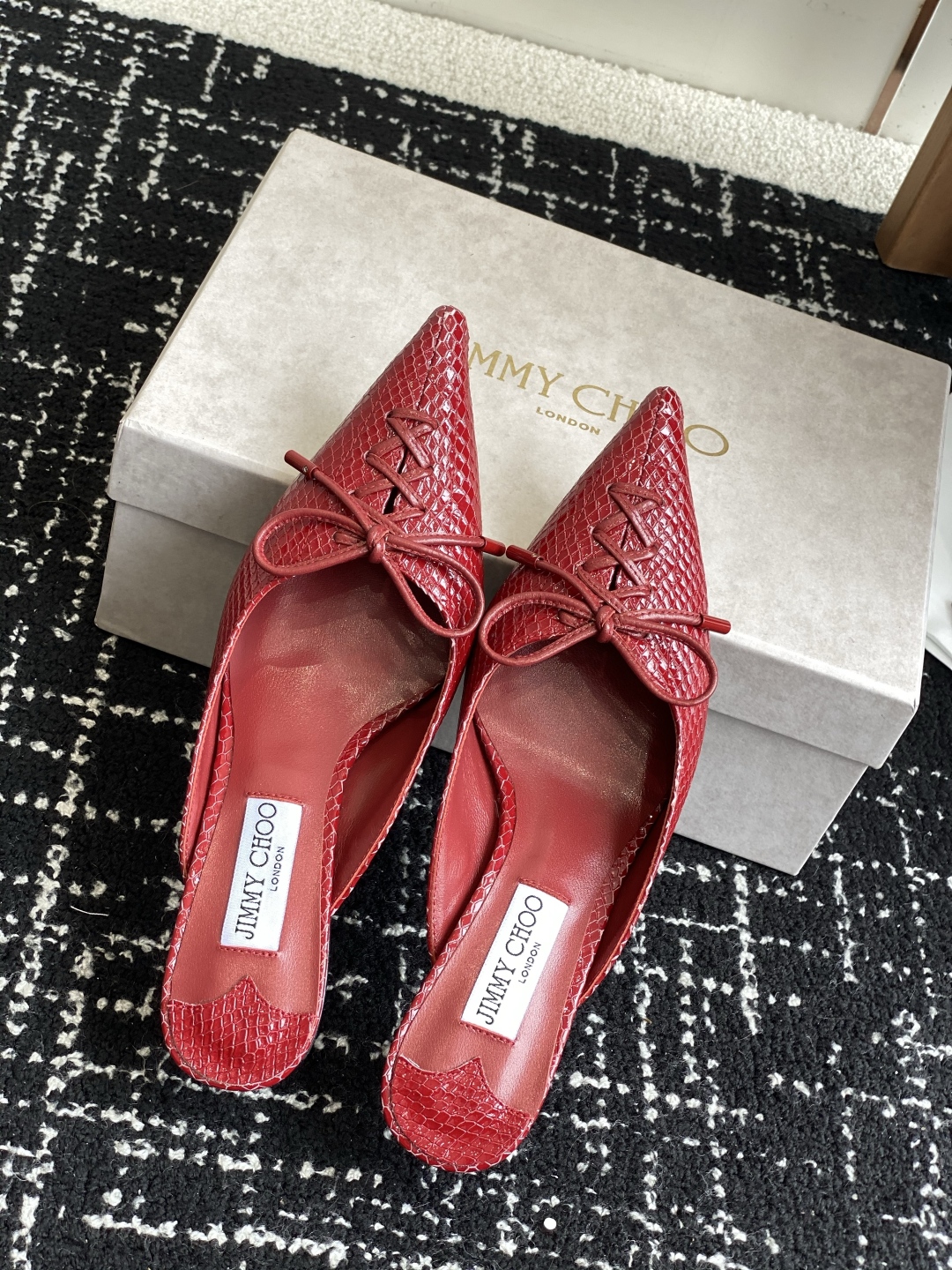 代购级
Jimmy Choo 25ss 春夏 系列JC新款 高跟拖鞋 单鞋

模糊鞋履与珠宝配饰之间的界