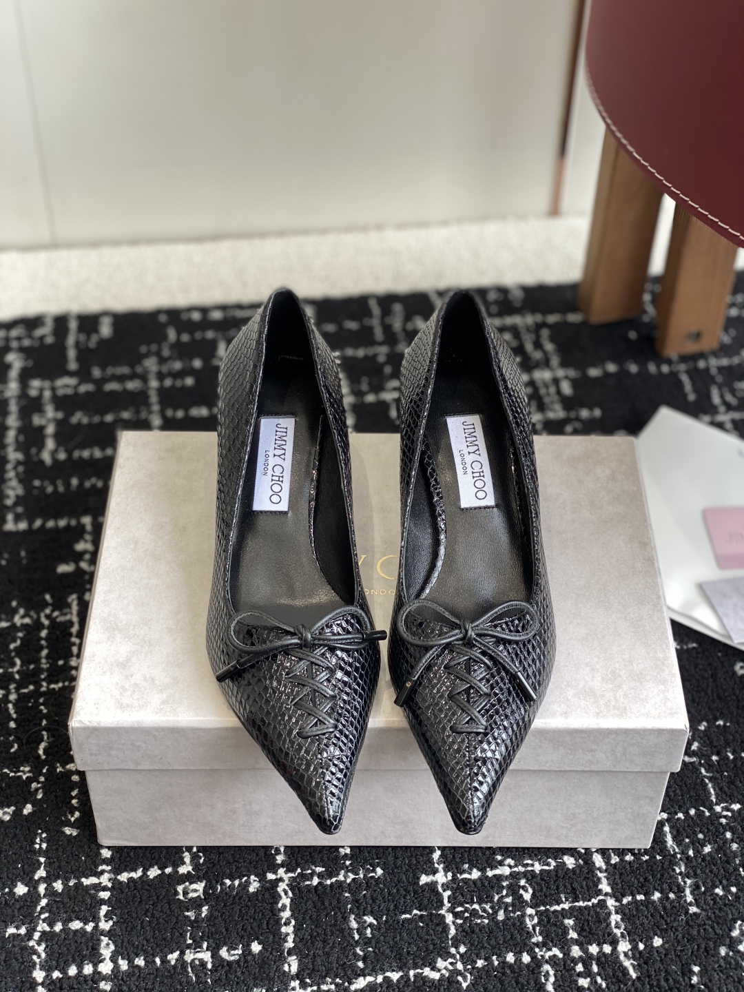 代购级
Jimmy Choo 25ss 春夏 系列JC新款 高跟拖鞋 单鞋

模糊鞋履与珠宝配饰之间的界