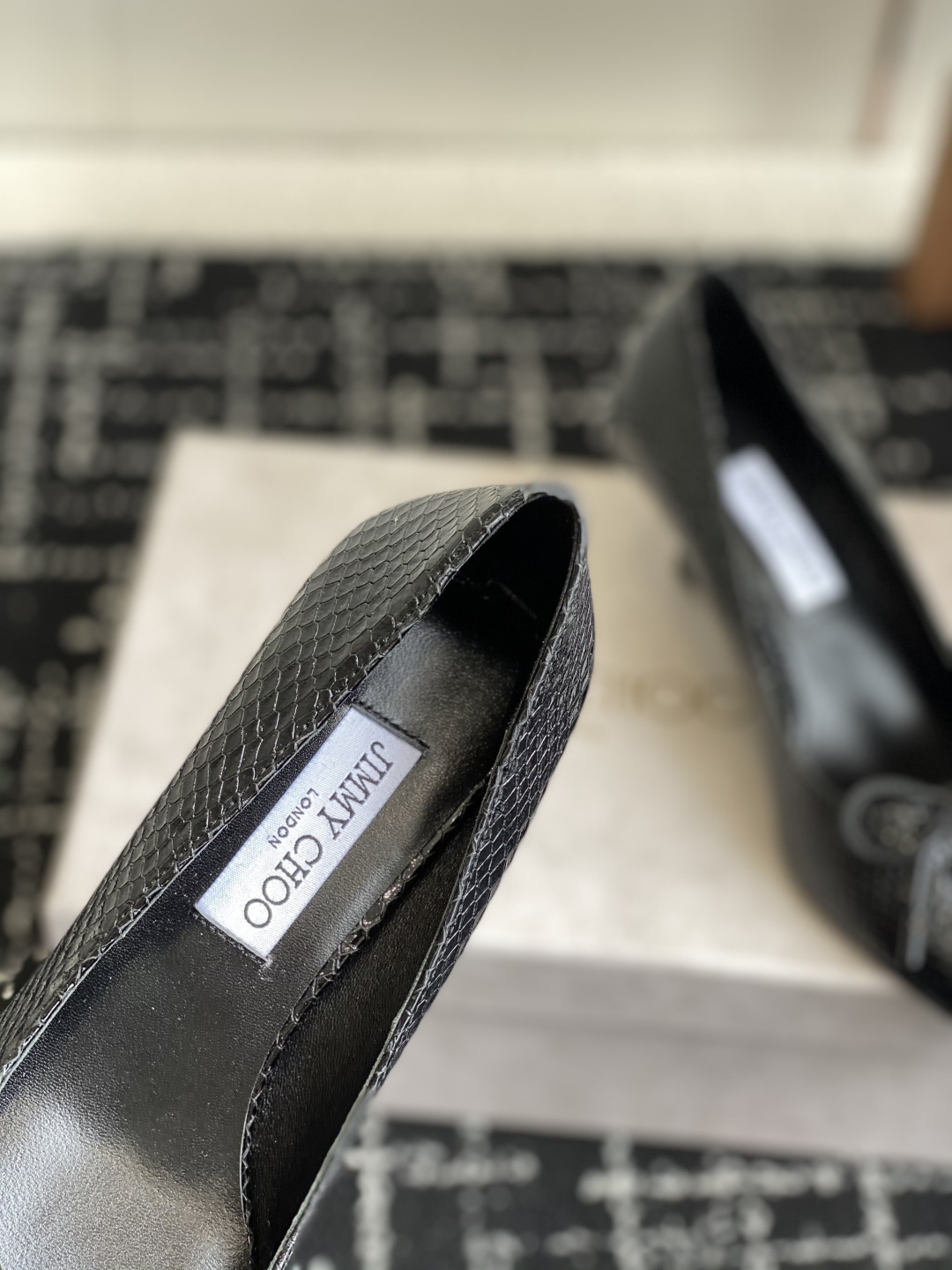 代购级
Jimmy Choo 25ss 春夏 系列JC新款 高跟拖鞋 单鞋

模糊鞋履与珠宝配饰之间的界