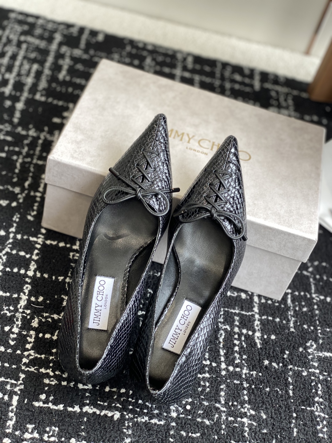 代购级
Jimmy Choo 25ss 春夏 系列JC新款 高跟拖鞋 单鞋

模糊鞋履与珠宝配饰之间的界