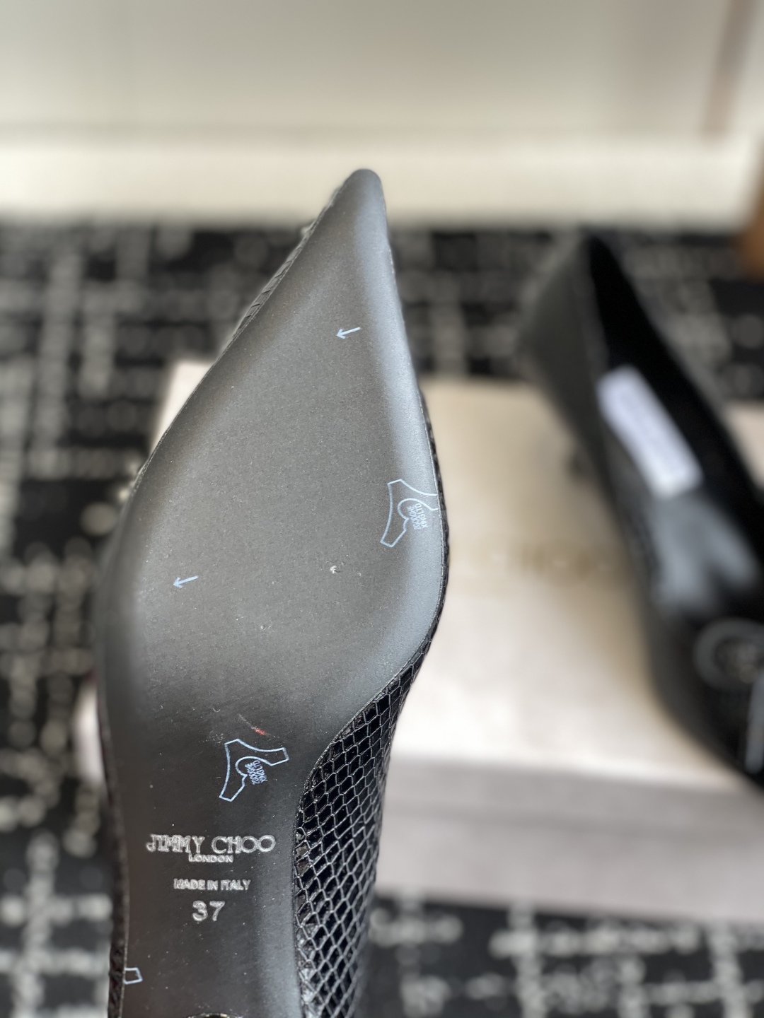 代购级
Jimmy Choo 25ss 春夏 系列JC新款 高跟拖鞋 单鞋

模糊鞋履与珠宝配饰之间的界
