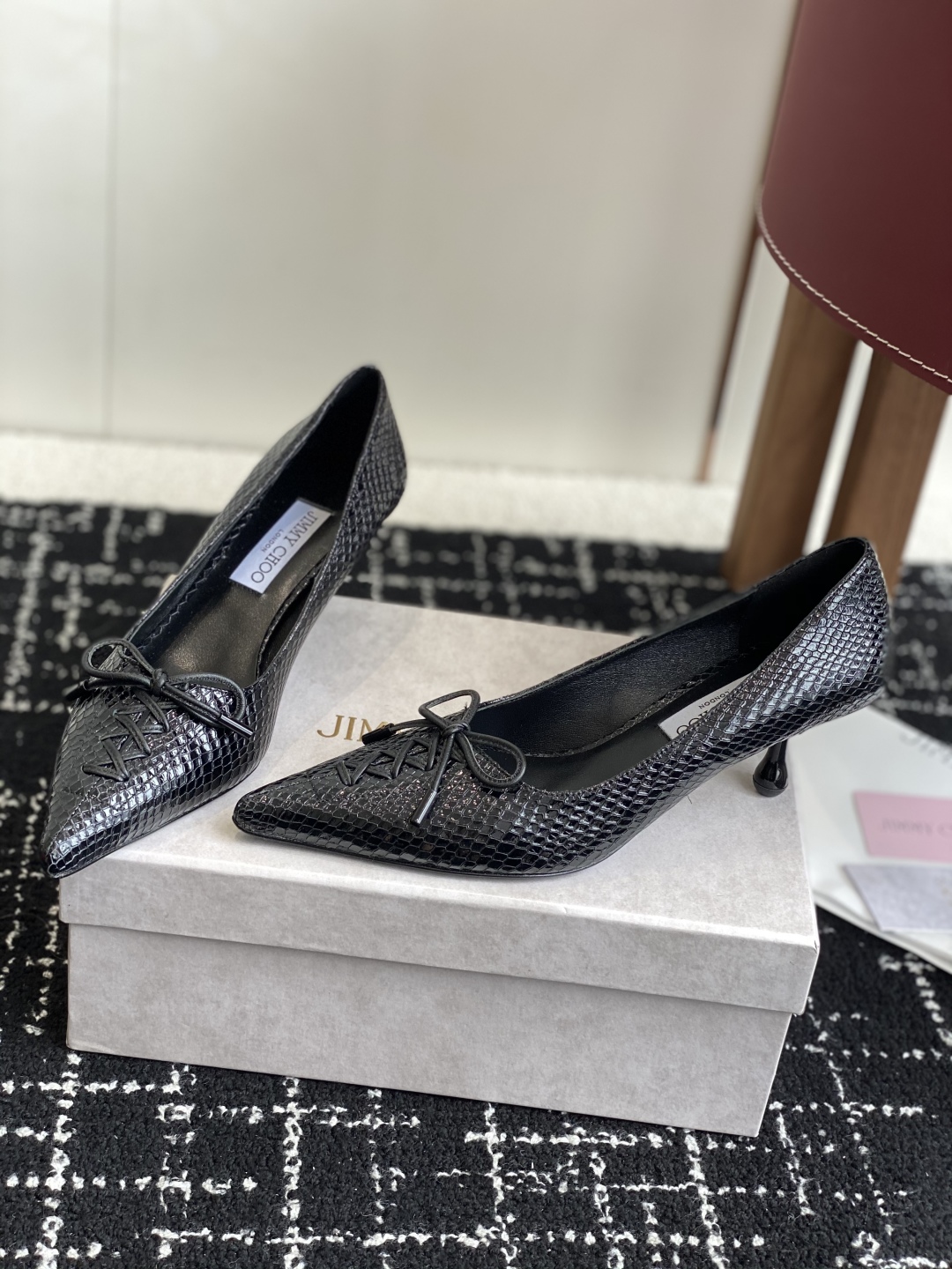 代购级
Jimmy Choo 25ss 春夏 系列JC新款 高跟拖鞋 单鞋

模糊鞋履与珠宝配饰之间的界