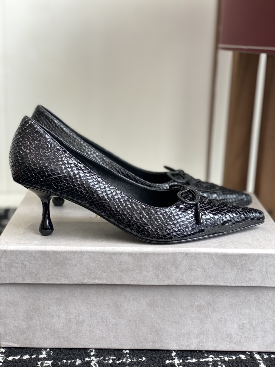 代购级
Jimmy Choo 25ss 春夏 系列JC新款 高跟拖鞋 单鞋

模糊鞋履与珠宝配饰之间的界