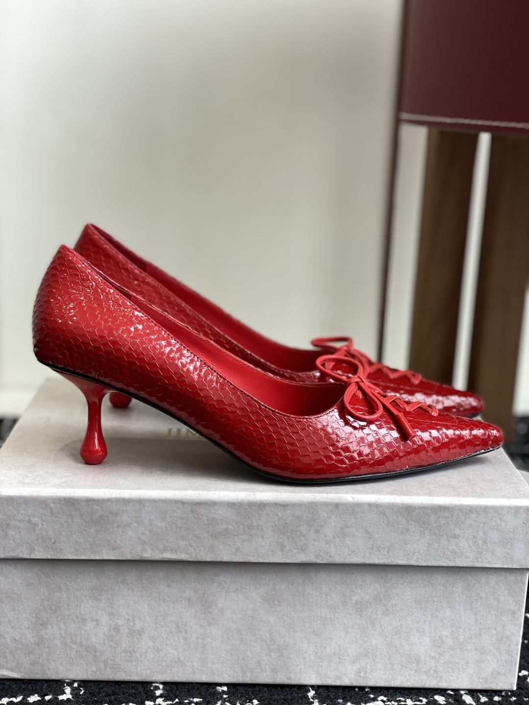 代购级
Jimmy Choo 25ss 春夏 系列JC新款 高跟拖鞋 单鞋

模糊鞋履与珠宝配饰之间的界