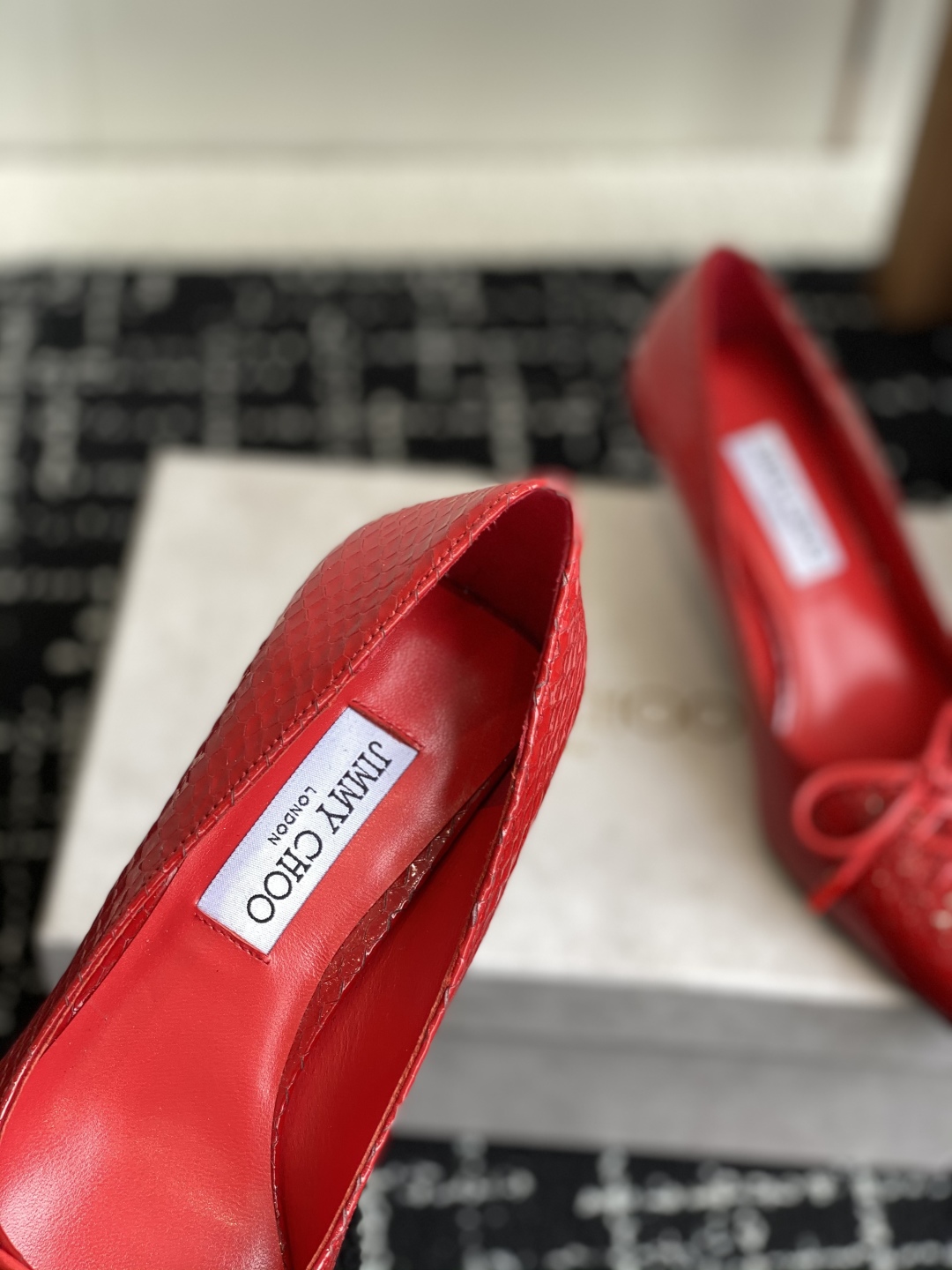 代购级
Jimmy Choo 25ss 春夏 系列JC新款 高跟拖鞋 单鞋

模糊鞋履与珠宝配饰之间的界