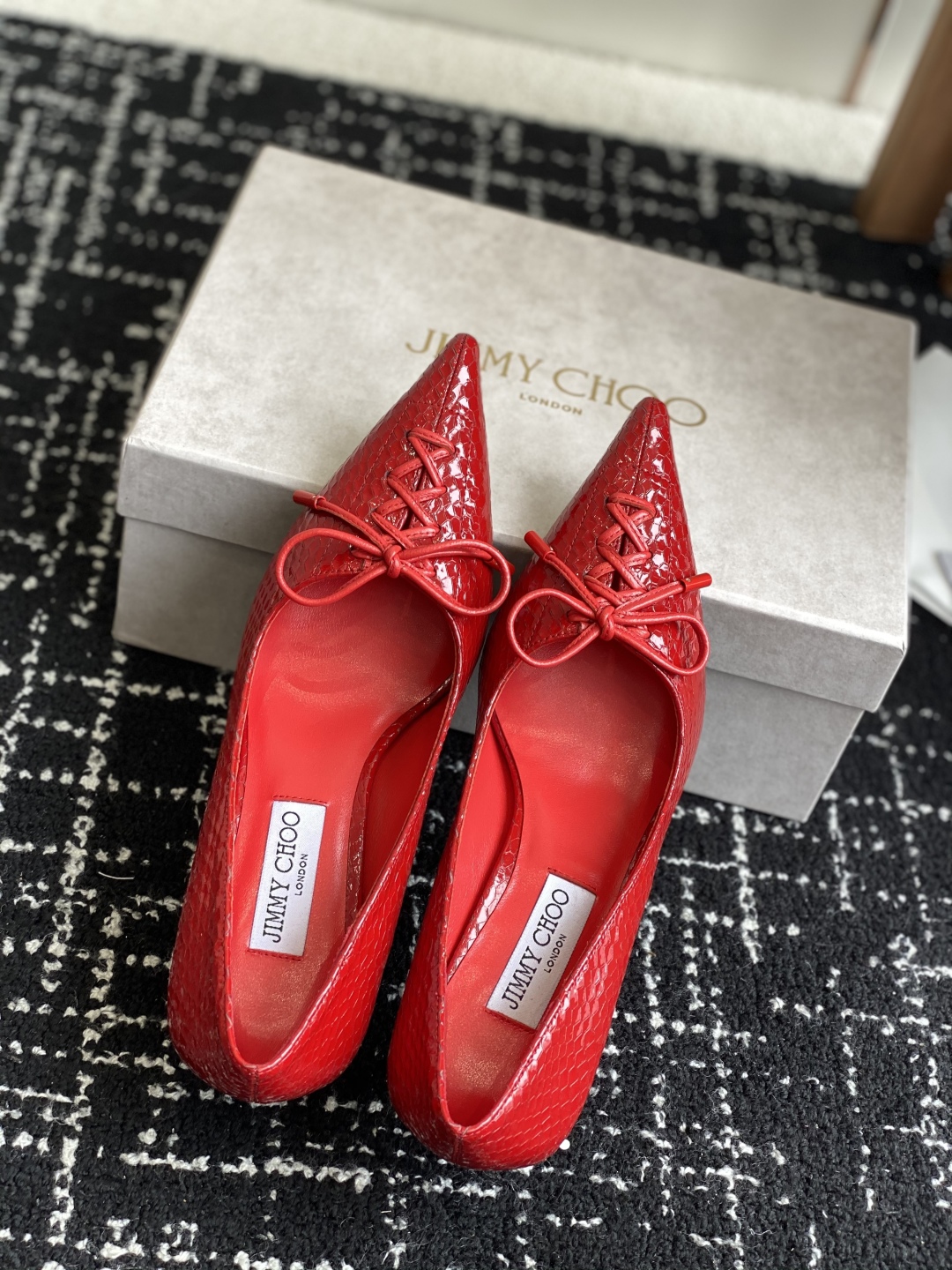 代购级
Jimmy Choo 25ss 春夏 系列JC新款 高跟拖鞋 单鞋

模糊鞋履与珠宝配饰之间的界