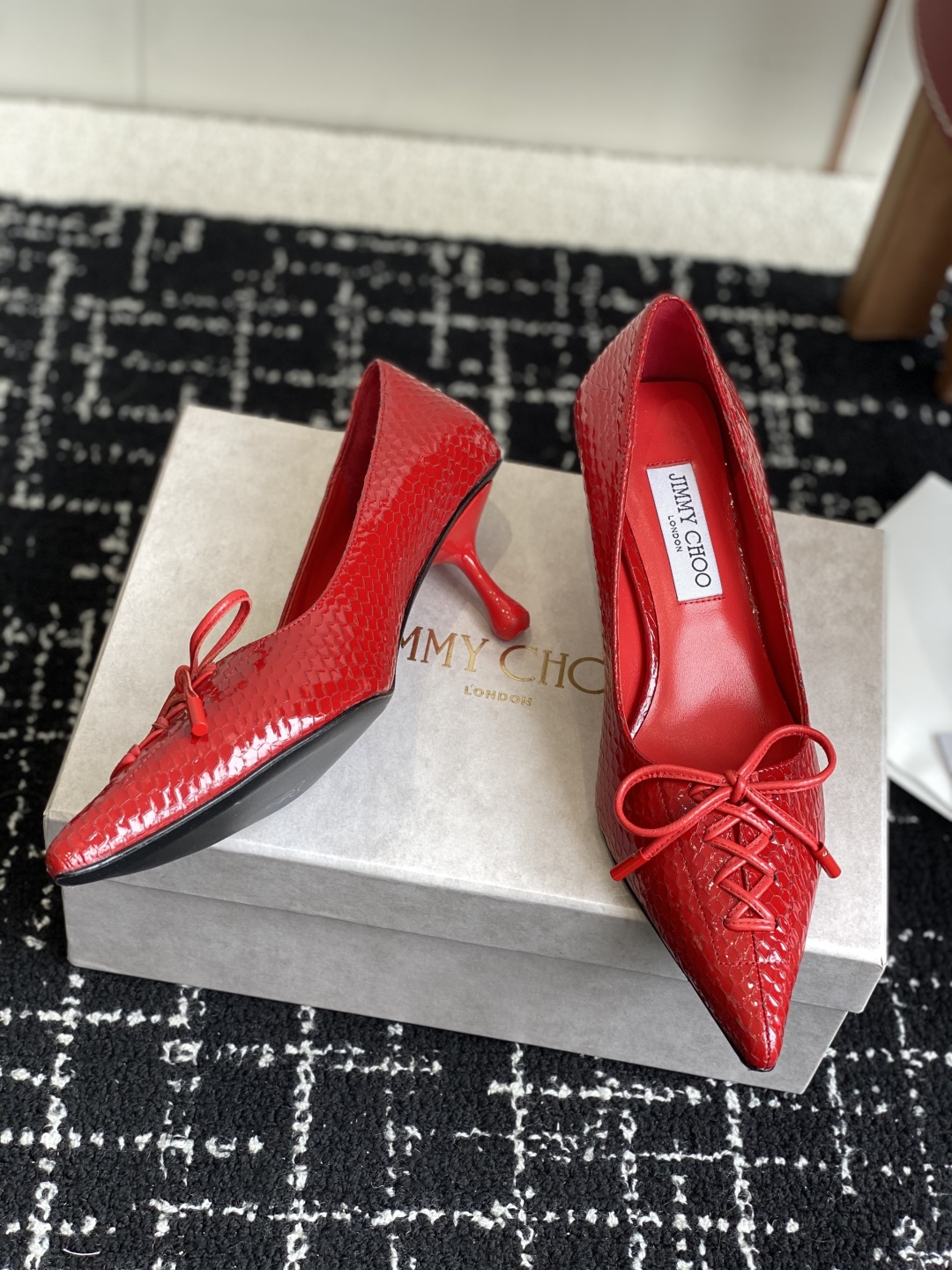 代购级
Jimmy Choo 25ss 春夏 系列JC新款 高跟拖鞋 单鞋

模糊鞋履与珠宝配饰之间的界
