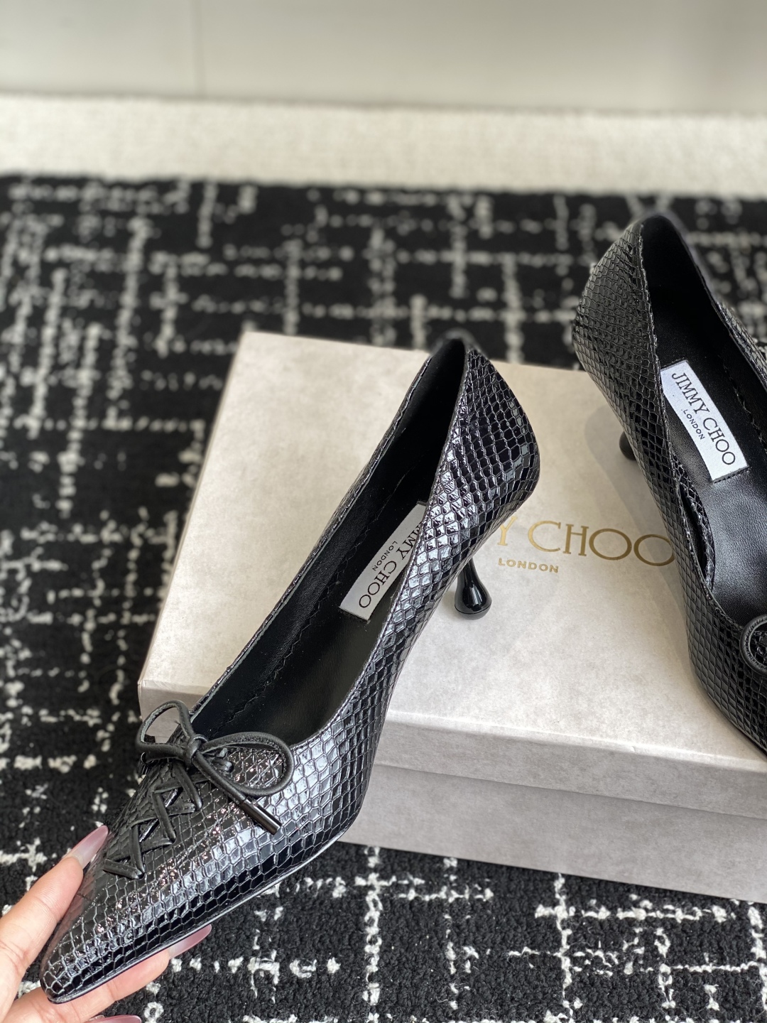 代购级
Jimmy Choo 25ss 春夏 系列JC新款 高跟拖鞋 单鞋

模糊鞋履与珠宝配饰之间的界