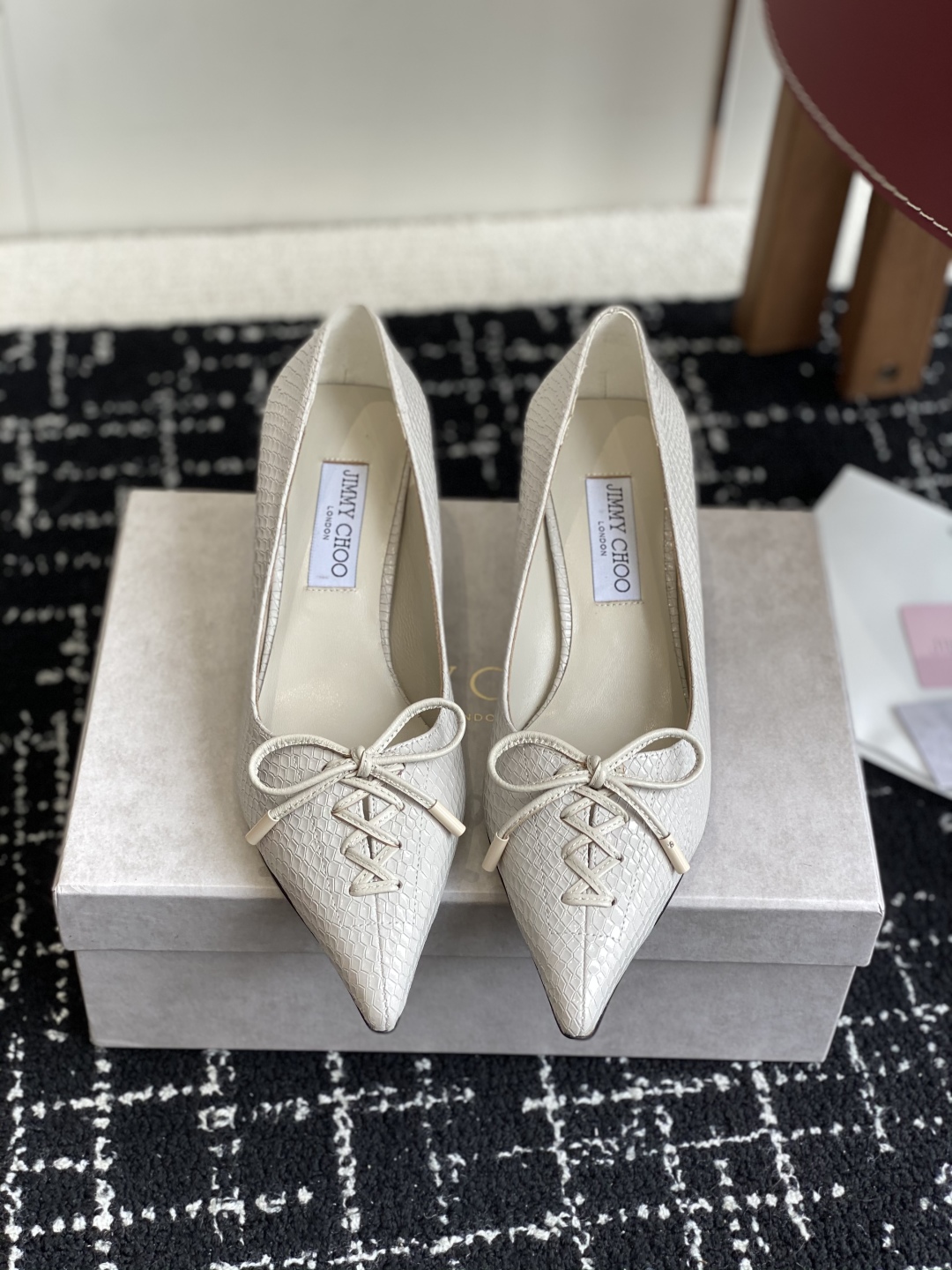 代购级
Jimmy Choo 25ss 春夏 系列JC新款 高跟拖鞋 单鞋

模糊鞋履与珠宝配饰之间的界