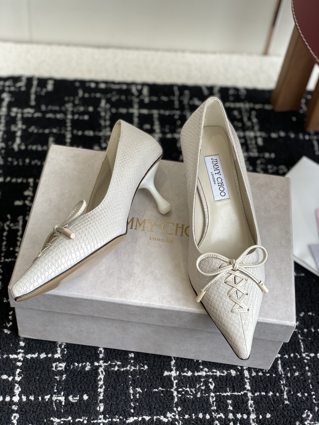 代购级
Jimmy Choo 25ss 春夏 系列JC新款 高跟拖鞋 单鞋

模糊鞋履与珠宝配饰之间的界