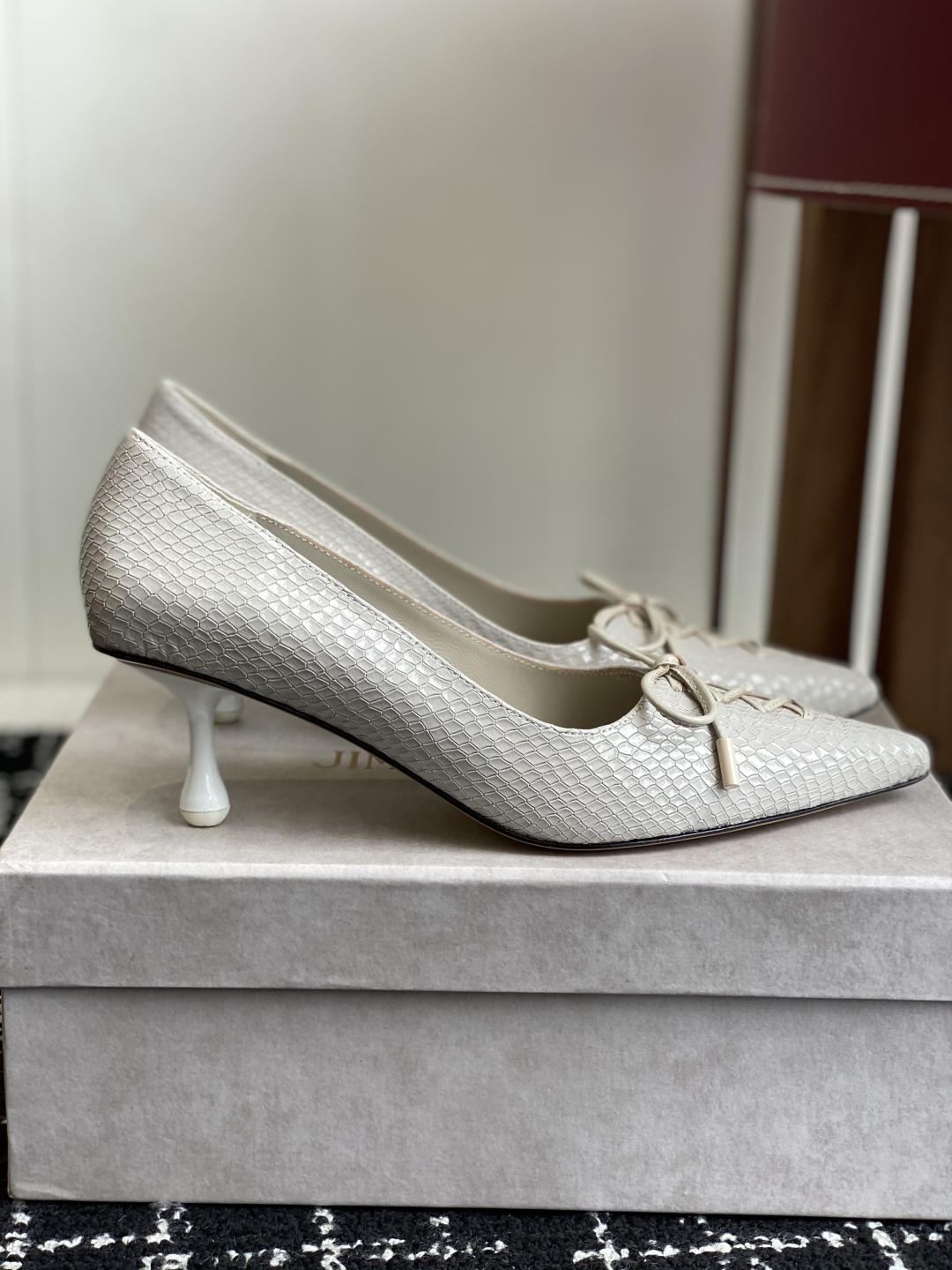 代购级
Jimmy Choo 25ss 春夏 系列JC新款 高跟拖鞋 单鞋

模糊鞋履与珠宝配饰之间的界