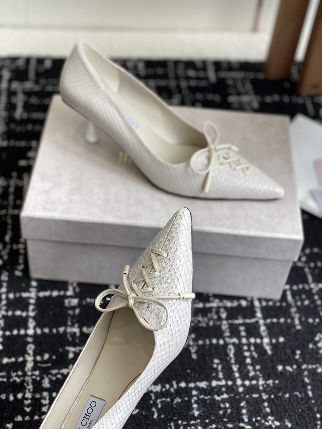代购级
Jimmy Choo 25ss 春夏 系列JC新款 高跟拖鞋 单鞋

模糊鞋履与珠宝配饰之间的界