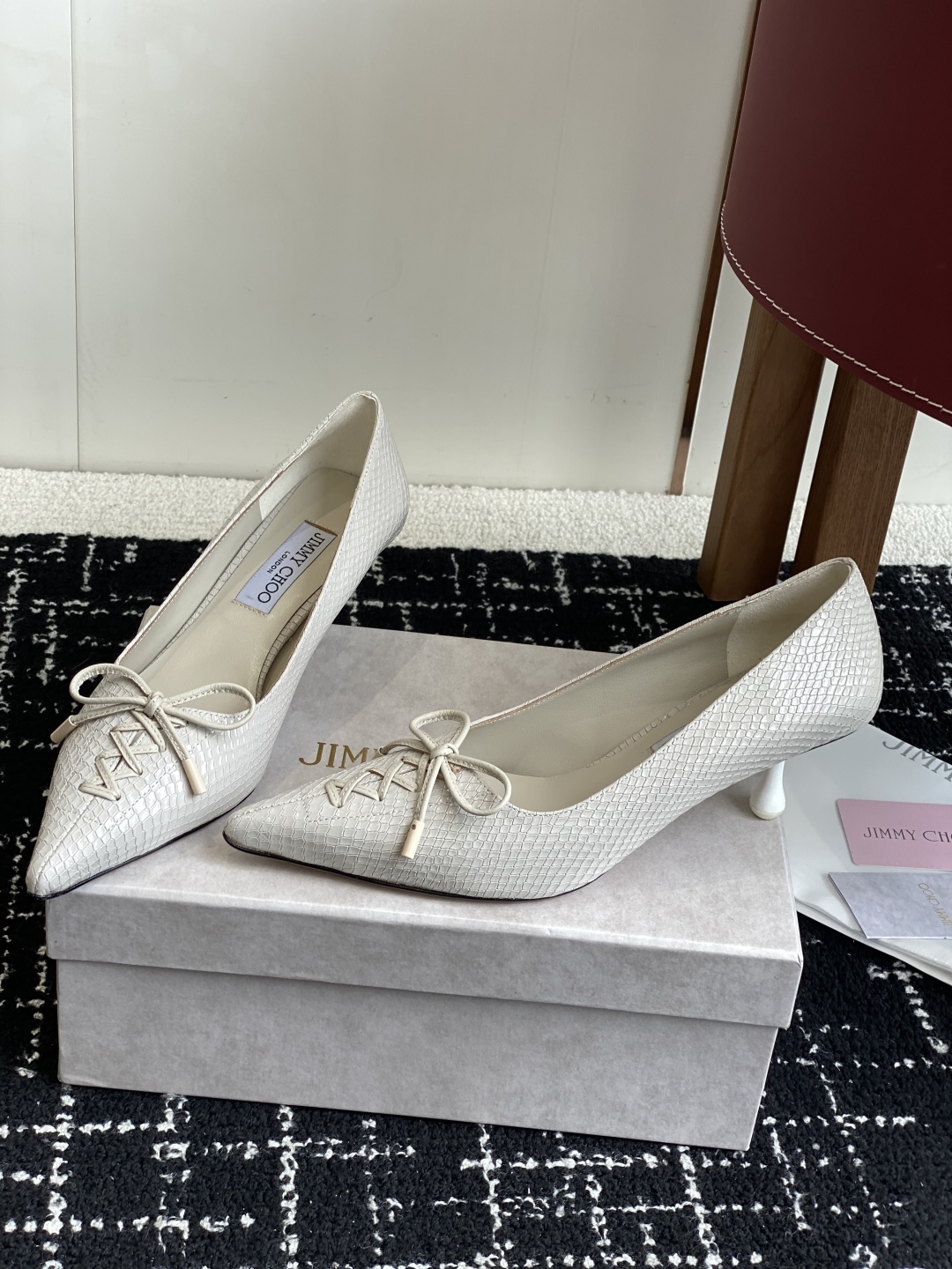 代购级
Jimmy Choo 25ss 春夏 系列JC新款 高跟拖鞋 单鞋

模糊鞋履与珠宝配饰之间的界