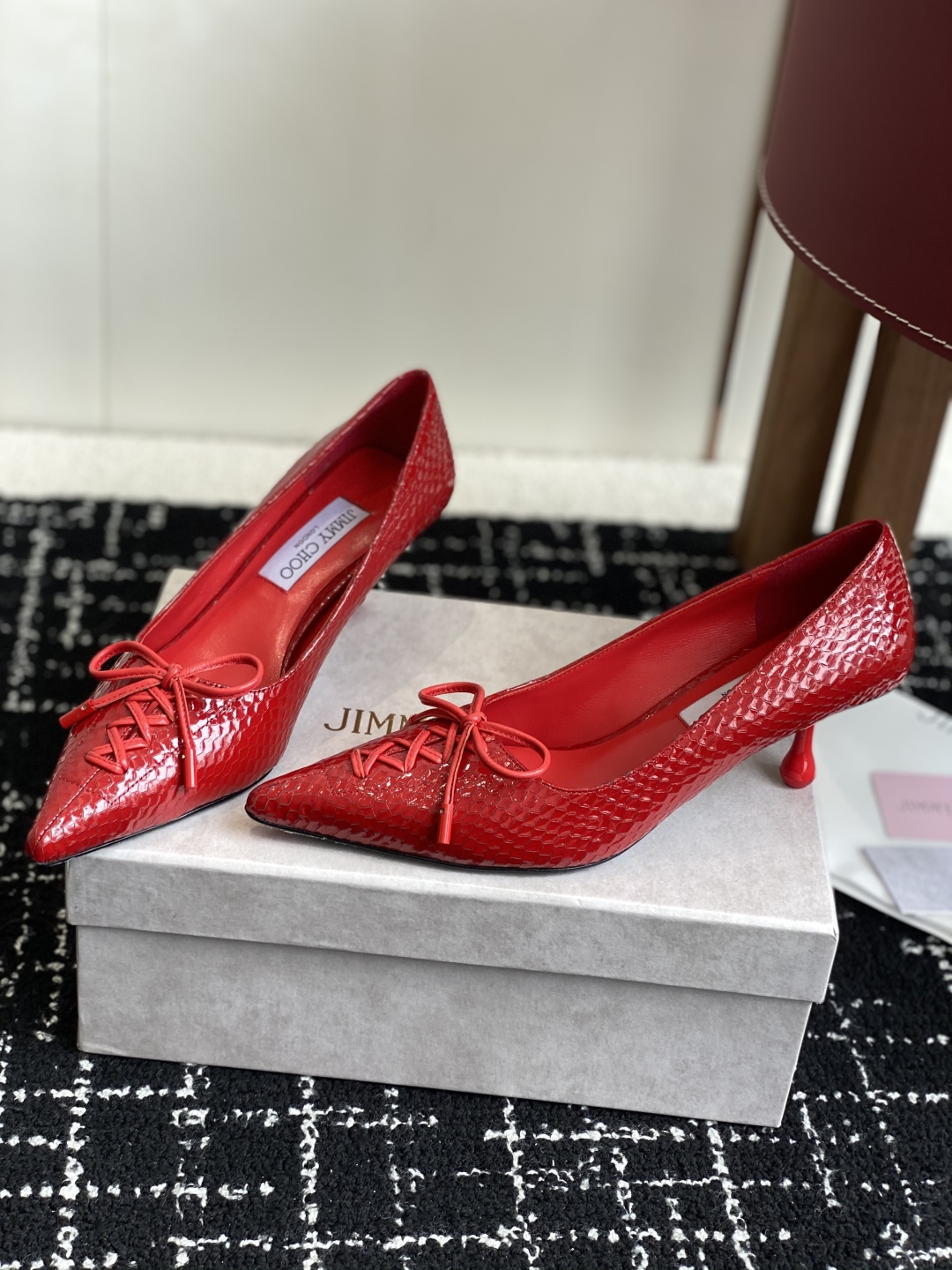 代购级
Jimmy Choo 25ss 春夏 系列JC新款 高跟拖鞋 单鞋

模糊鞋履与珠宝配饰之间的界