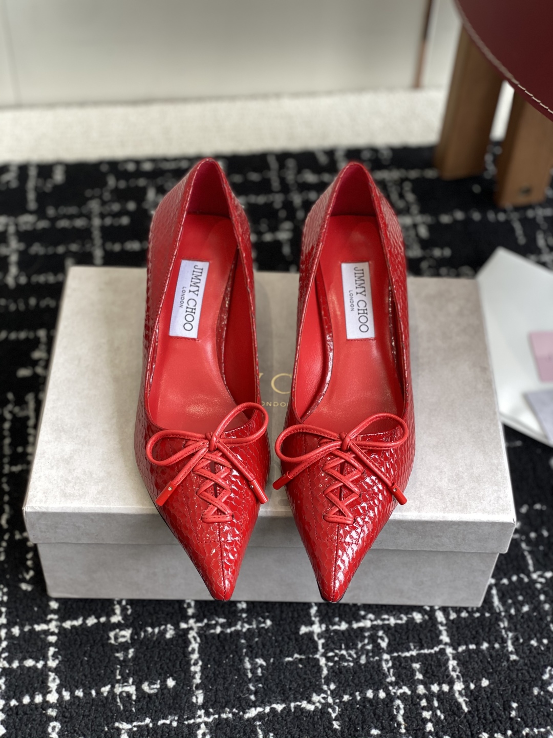代购级
Jimmy Choo 25ss 春夏 系列JC新款 高跟拖鞋 单鞋

模糊鞋履与珠宝配饰之间的界