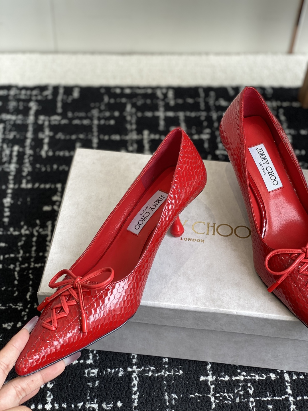 代购级
Jimmy Choo 25ss 春夏 系列JC新款 高跟拖鞋 单鞋

模糊鞋履与珠宝配饰之间的界