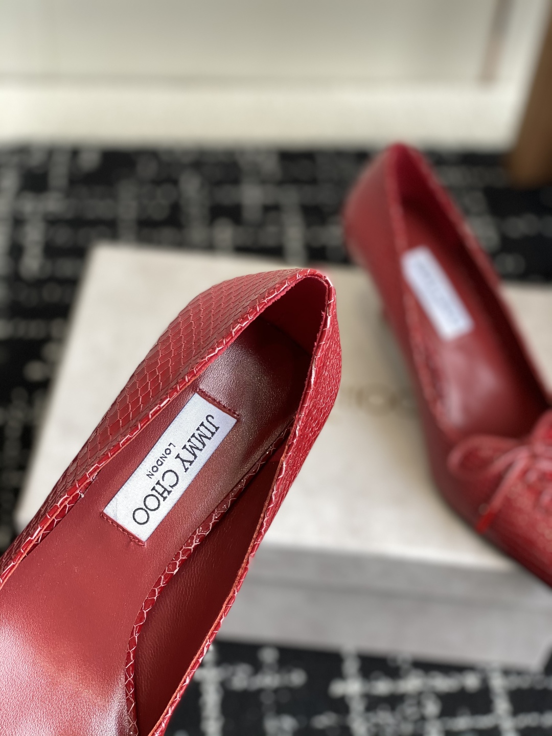 代购级
Jimmy Choo 25ss 春夏 系列JC新款 高跟拖鞋 单鞋

模糊鞋履与珠宝配饰之间的界