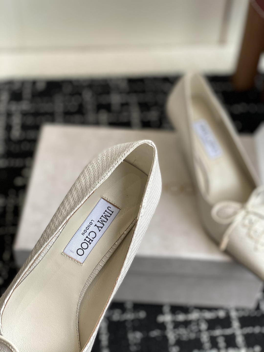 代购级
Jimmy Choo 25ss 春夏 系列JC新款 高跟拖鞋 单鞋

模糊鞋履与珠宝配饰之间的界