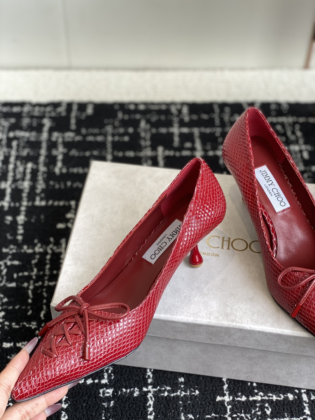 代购级
Jimmy Choo 25ss 春夏 系列JC新款 高跟拖鞋 单鞋

模糊鞋履与珠宝配饰之间的界