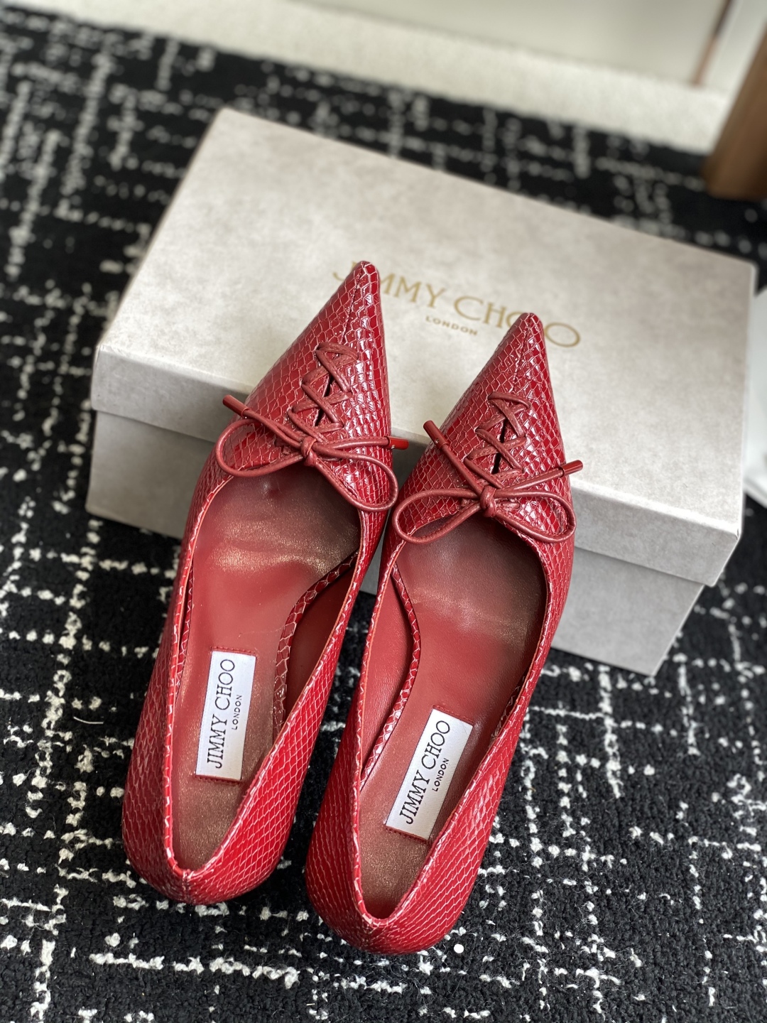 代购级
Jimmy Choo 25ss 春夏 系列JC新款 高跟拖鞋 单鞋

模糊鞋履与珠宝配饰之间的界