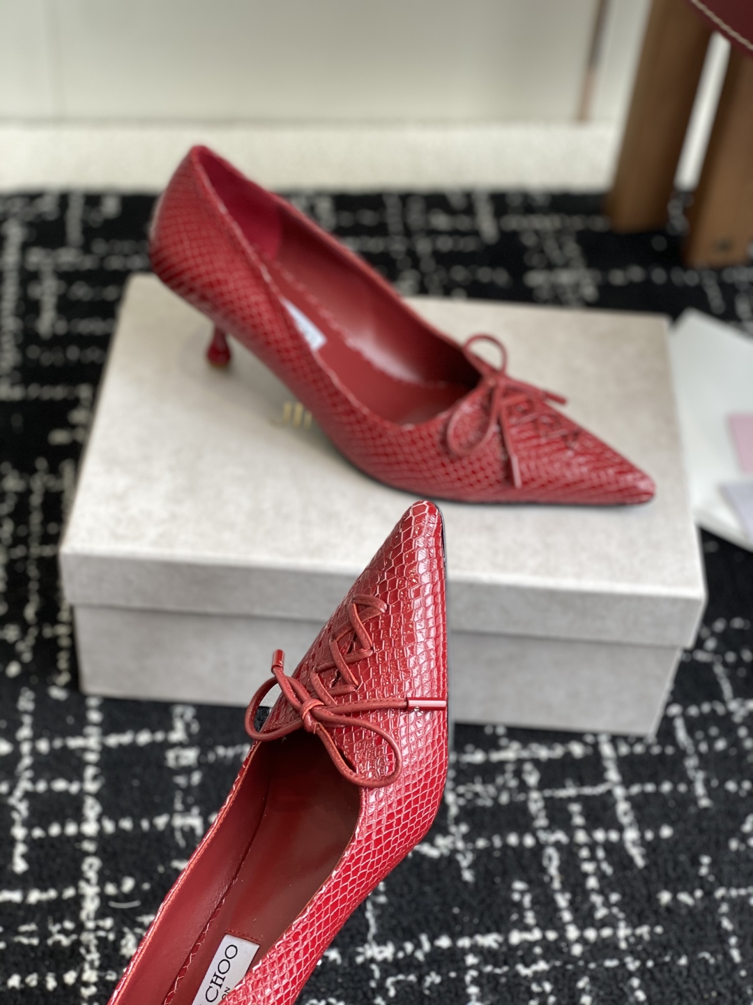 代购级
Jimmy Choo 25ss 春夏 系列JC新款 高跟拖鞋 单鞋

模糊鞋履与珠宝配饰之间的界