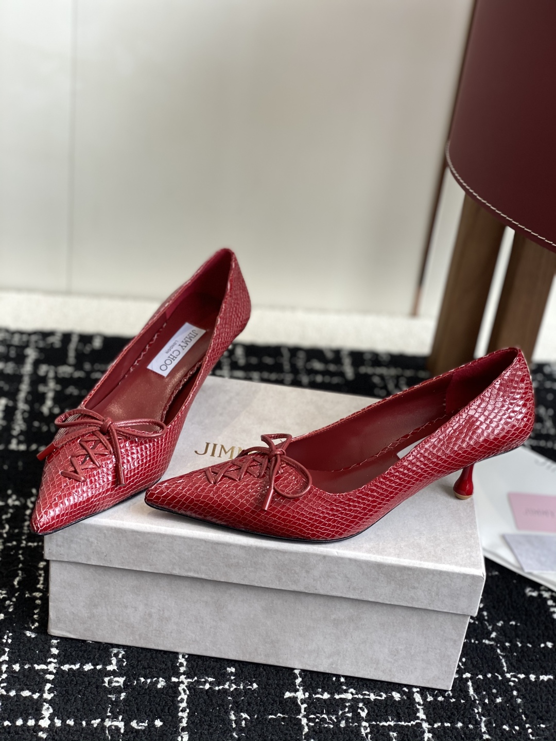 代购级
Jimmy Choo 25ss 春夏 系列JC新款 高跟拖鞋 单鞋

模糊鞋履与珠宝配饰之间的界