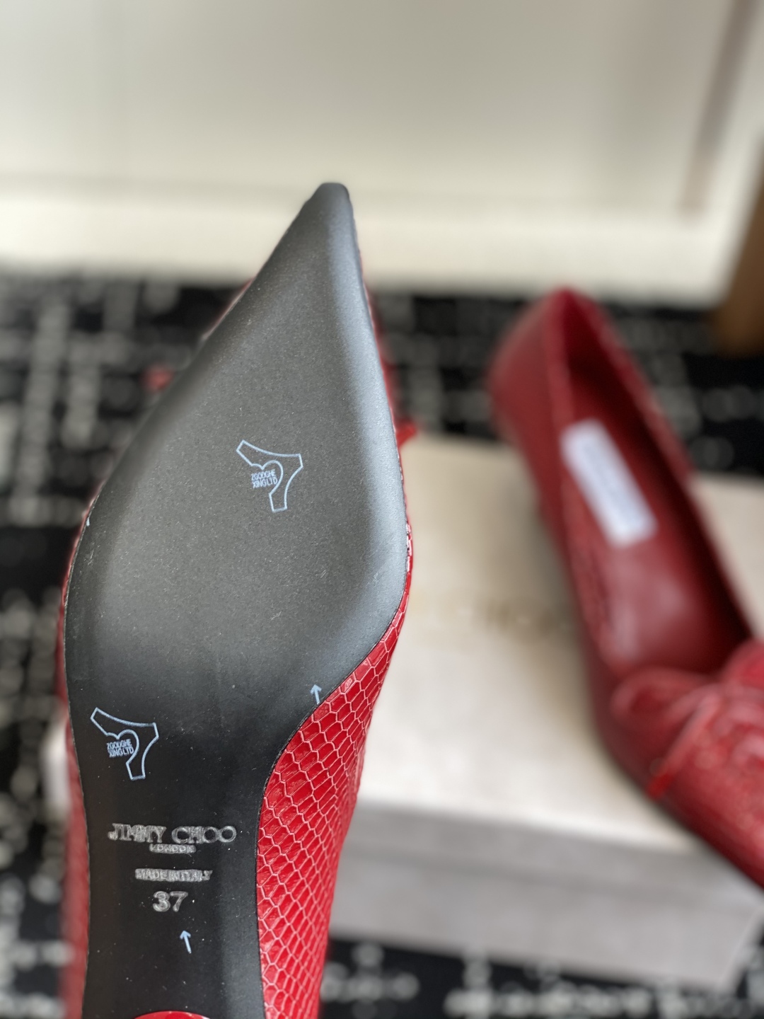 代购级
Jimmy Choo 25ss 春夏 系列JC新款 高跟拖鞋 单鞋

模糊鞋履与珠宝配饰之间的界