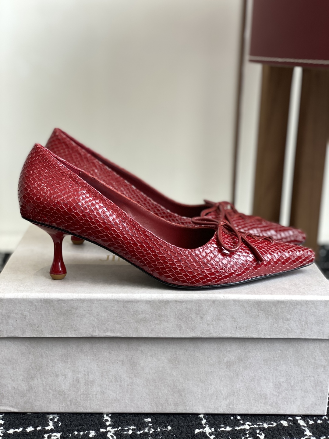 代购级
Jimmy Choo 25ss 春夏 系列JC新款 高跟拖鞋 单鞋

模糊鞋履与珠宝配饰之间的界