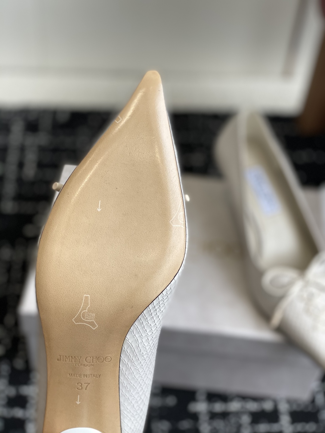 代购级
Jimmy Choo 25ss 春夏 系列JC新款 高跟拖鞋 单鞋

模糊鞋履与珠宝配饰之间的界