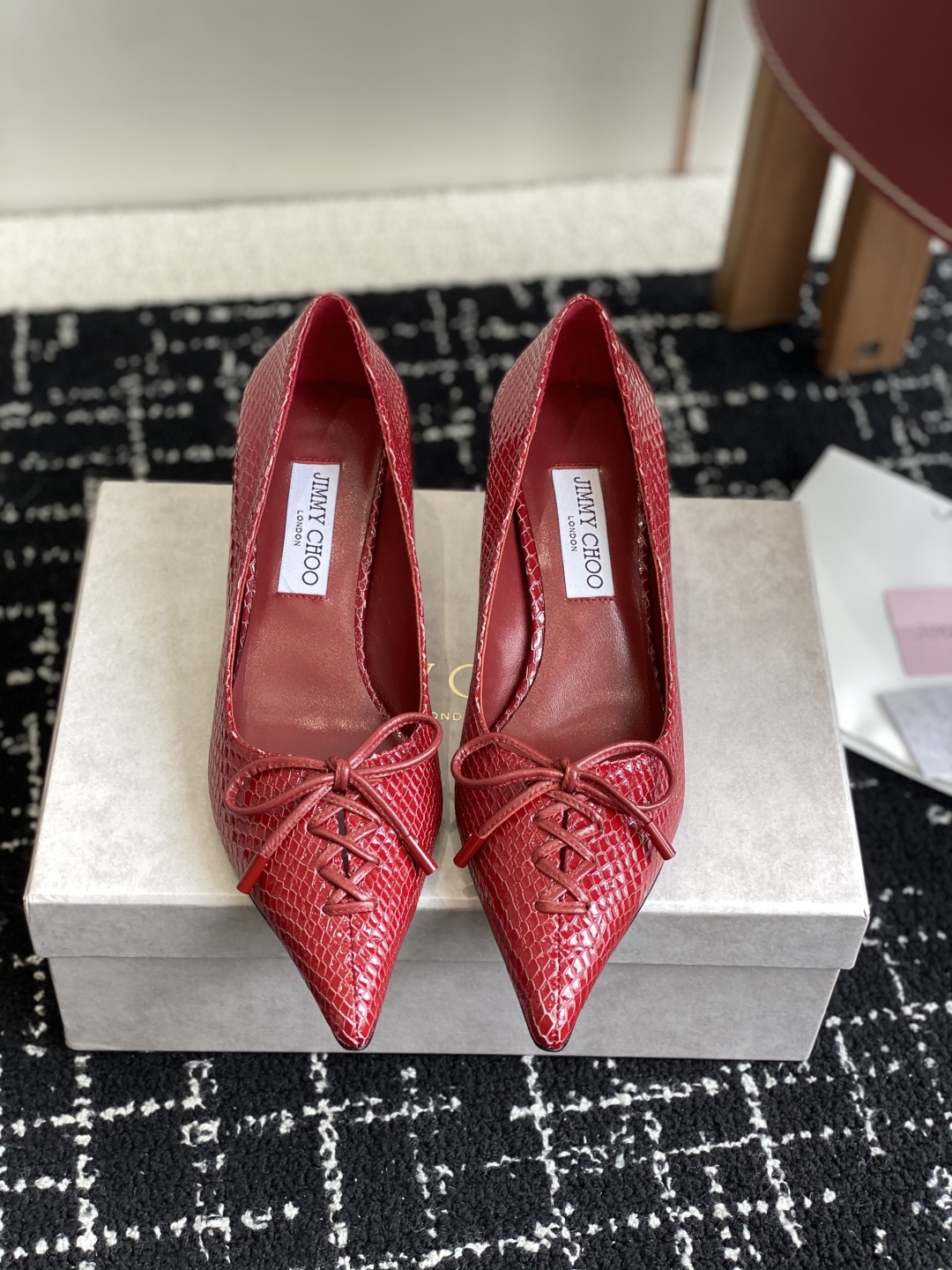 代购级
Jimmy Choo 25ss 春夏 系列JC新款 高跟拖鞋 单鞋

模糊鞋履与珠宝配饰之间的界