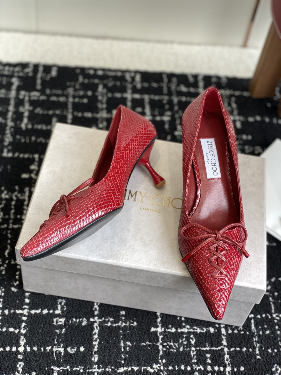 代购级
Jimmy Choo 25ss 春夏 系列JC新款 高跟拖鞋 单鞋

模糊鞋履与珠宝配饰之间的界