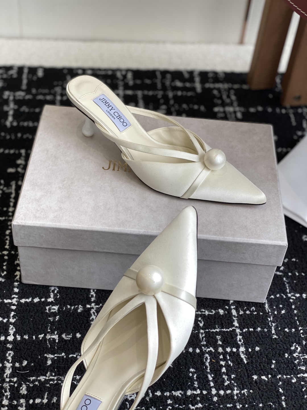 代购级Jimmy Choo 25ss 春夏 系列JC新款 高跟拖鞋 
模糊鞋履与珠宝配饰之间的界线 鲜明
