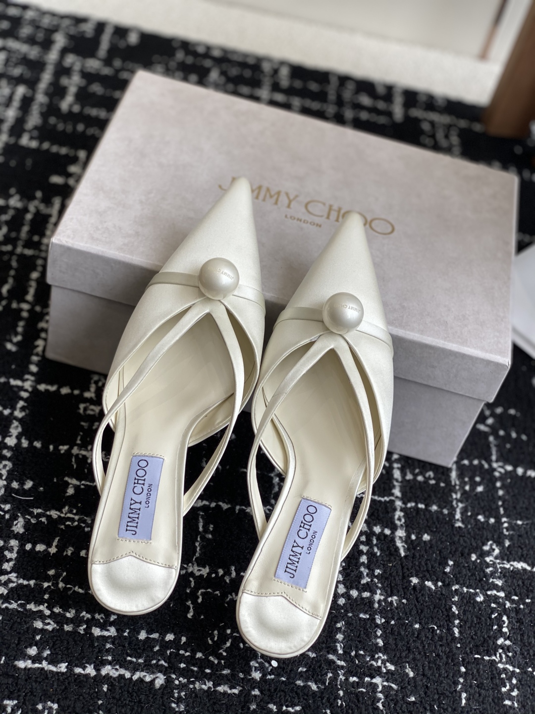 代购级Jimmy Choo 25ss 春夏 系列JC新款 高跟拖鞋 
模糊鞋履与珠宝配饰之间的界线 鲜明