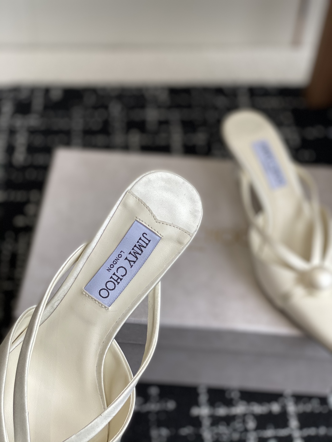 代购级Jimmy Choo 25ss 春夏 系列JC新款 高跟拖鞋 
模糊鞋履与珠宝配饰之间的界线 鲜明