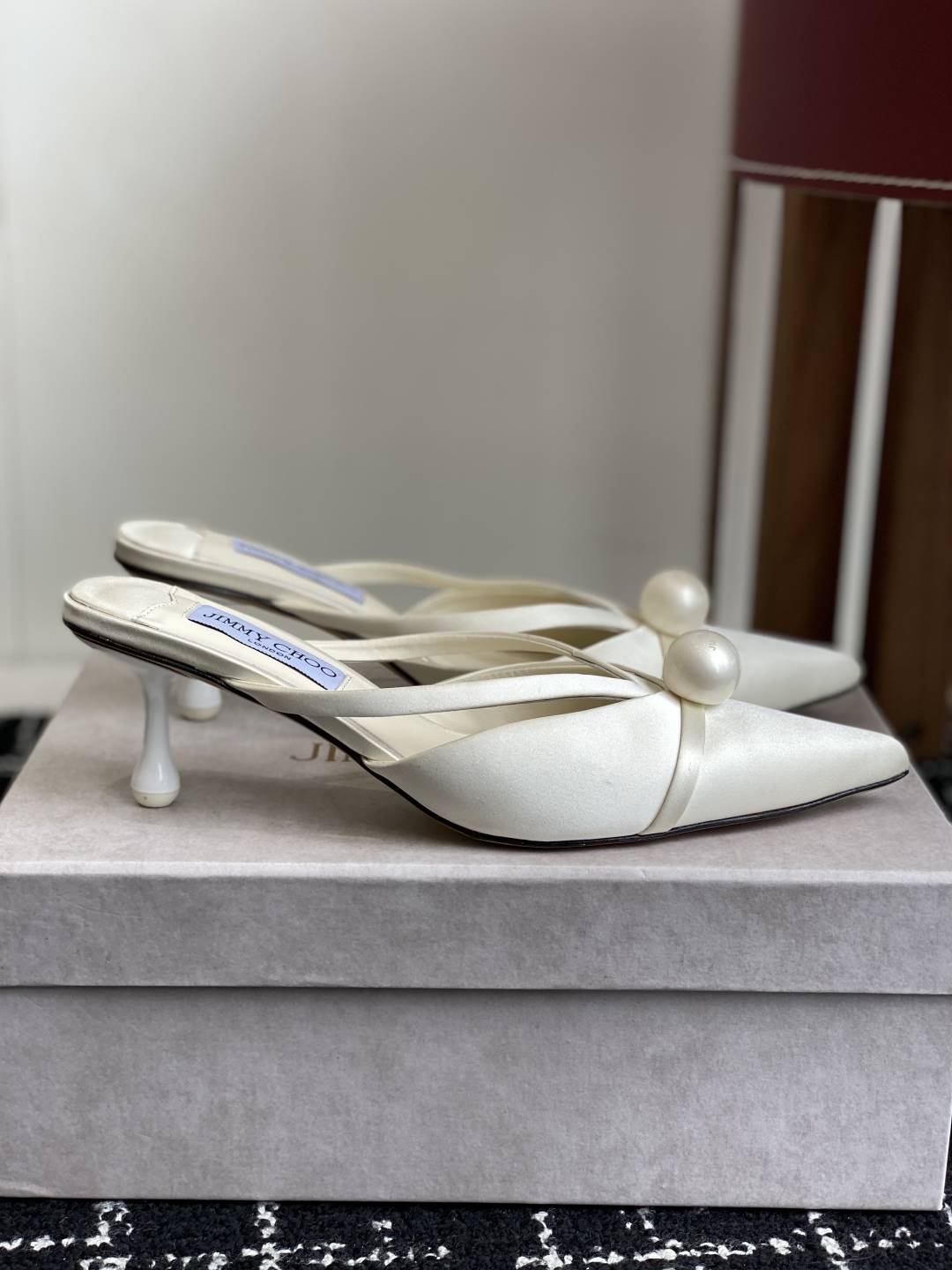代购级Jimmy Choo 25ss 春夏 系列JC新款 高跟拖鞋 
模糊鞋履与珠宝配饰之间的界线 鲜明