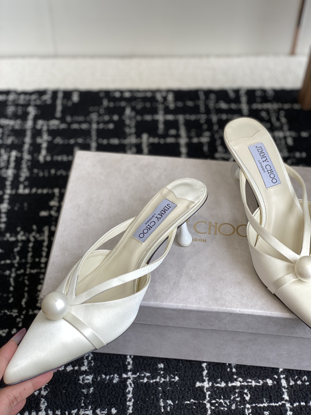 代购级Jimmy Choo 25ss 春夏 系列JC新款 高跟拖鞋 
模糊鞋履与珠宝配饰之间的界线 鲜明