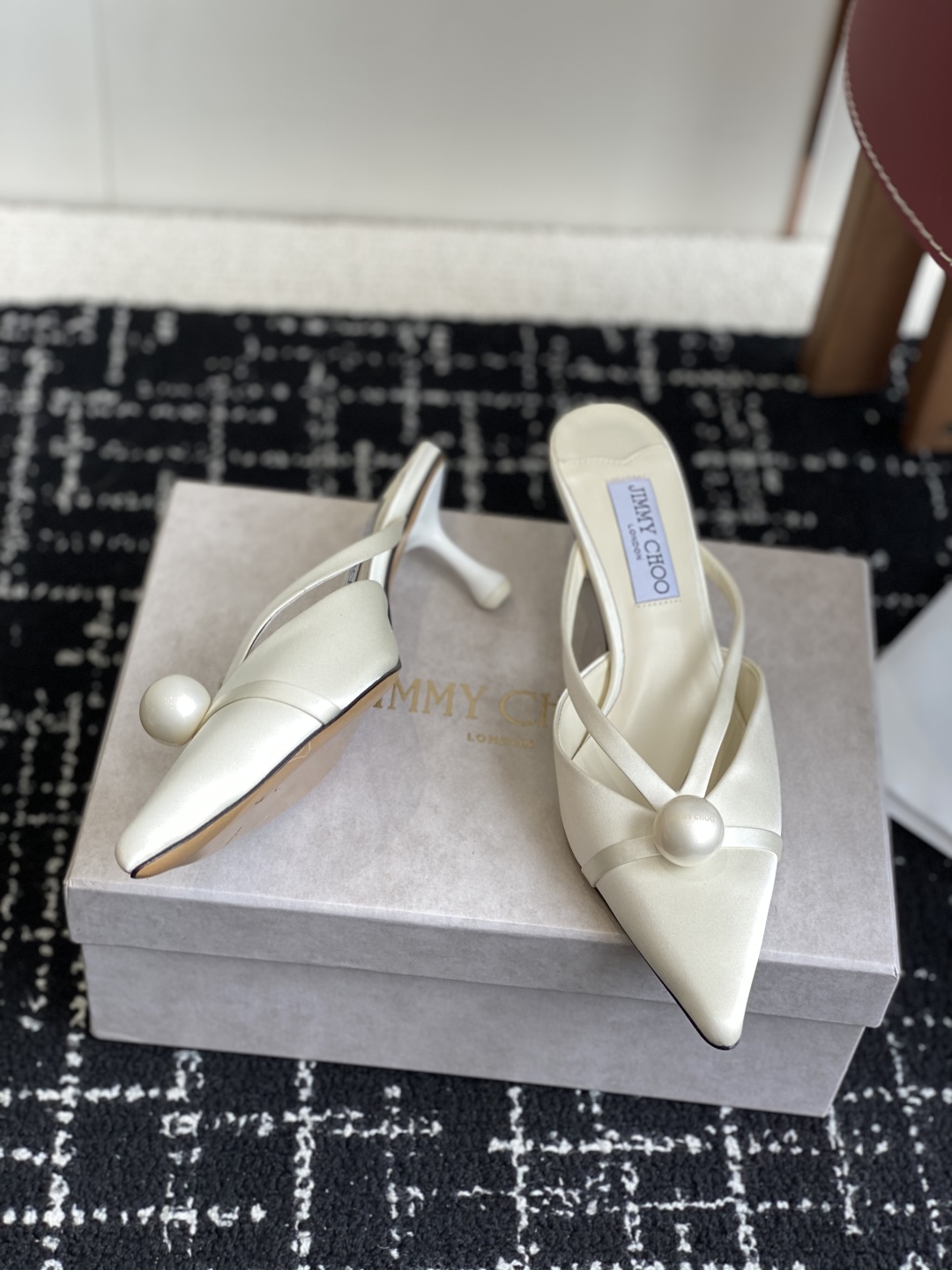 代购级Jimmy Choo 25ss 春夏 系列JC新款 高跟拖鞋 
模糊鞋履与珠宝配饰之间的界线 鲜明